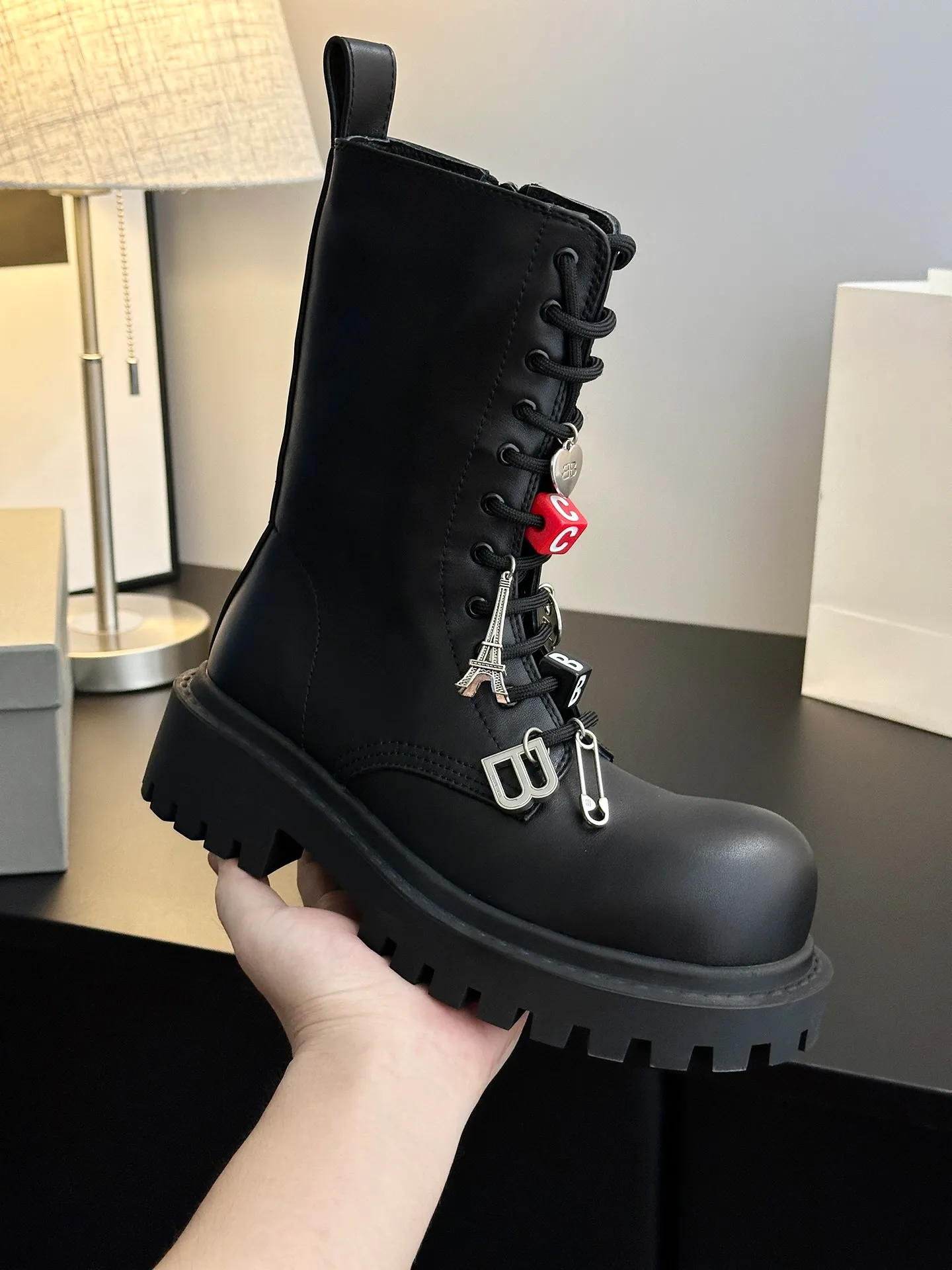 👟👟Ex-factory price 840👟👟 [𝗕𝗔𝗟𝗘𝗡𝗖𝗜𝗔𝗚𝗔Parisian Martin boots] Stomper Derby new big-toe derby shoes. This pair of shoes is simply a dark horse in this year's fashion circle. The exaggerated big-toe design makes people fall in love at first sight! 💖 👟 When I first saw it, I was attracted by the big B logo. It’s so recognizable! 🌟 Wear it, whether paired with skinny jeans or wide-leg pants, you can easily style it and look extremely fashionable! The double B decorative buckle is hand-inlaid with pure copper hardware 👟👟Shoe upper material: full-grain cowhide 👟👟Shoe lining material: water-dyed cowhide 👟👟Sole material: original rubber outsole 👟👟Shoe size selection: women's 35-40 (40 customized)